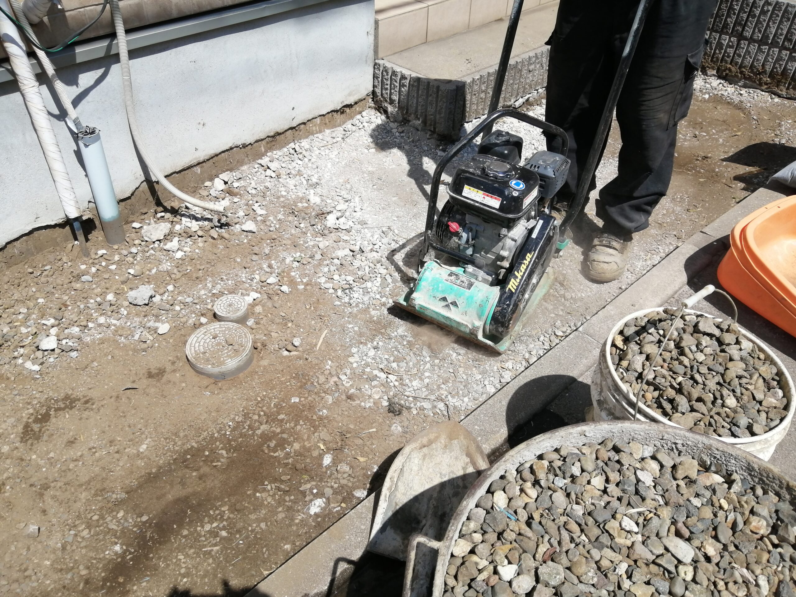 路盤を転圧する施工現場