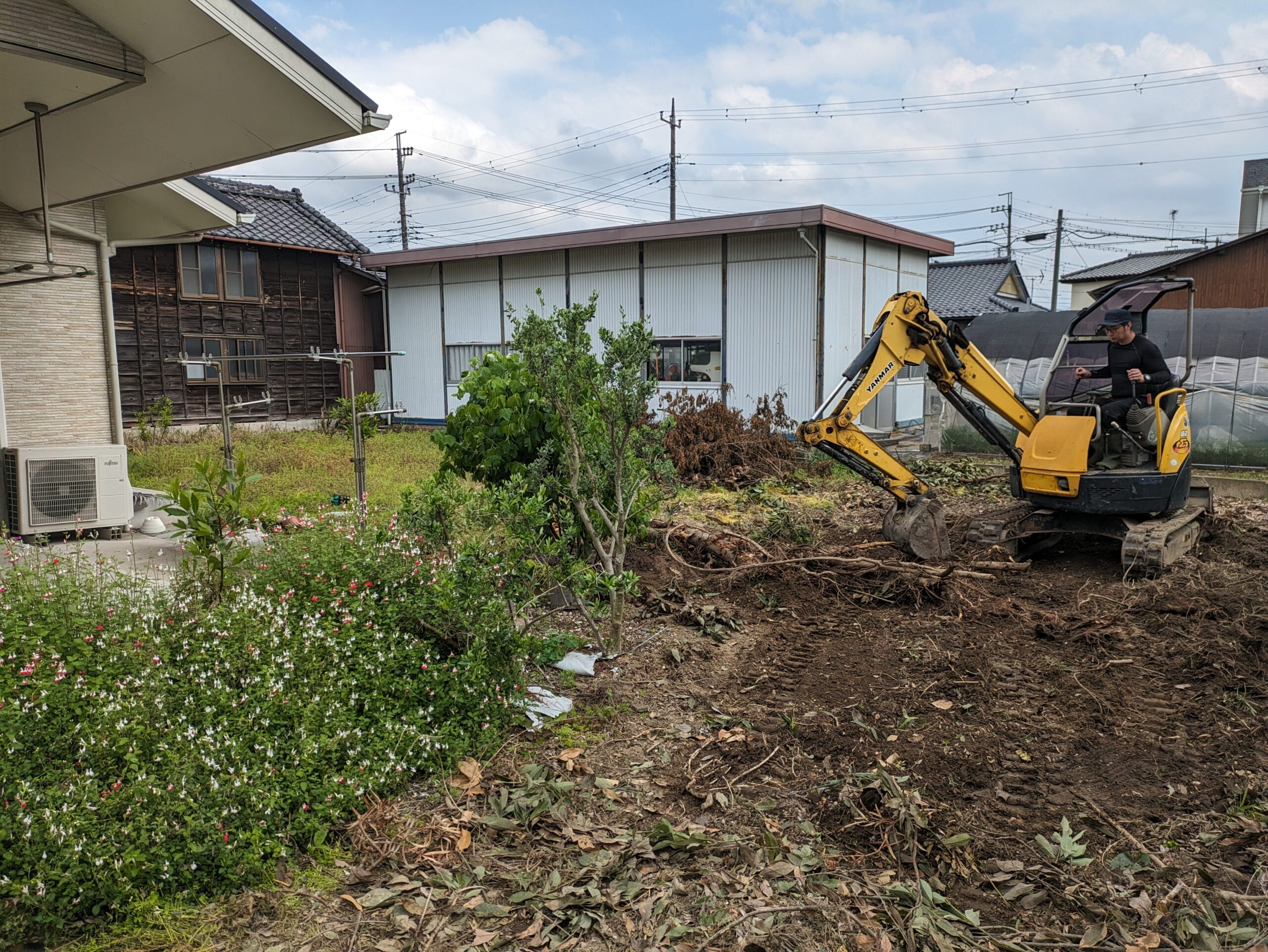 重機を使った伐根と造成作業